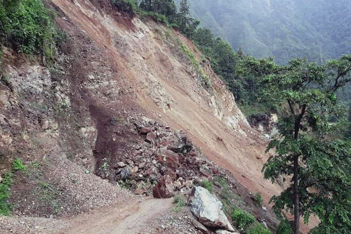 कालीगण्डकी कोरिडोरमा चट्टानसहितको पहिरो, सडक अवरुद्ध